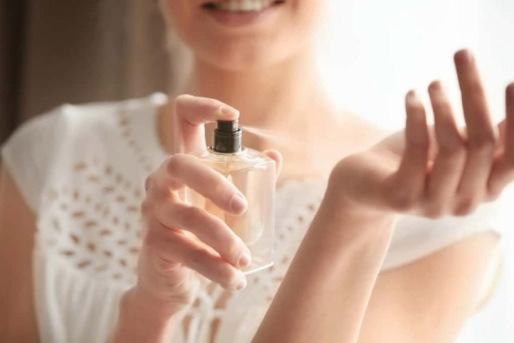 اسپری کردن عطر بر روی نبض دست خانم